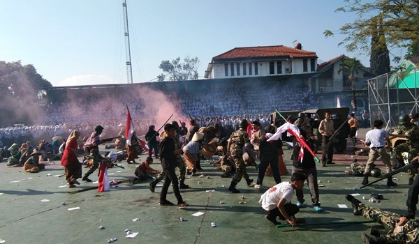 pelajar-di-garut-peringati-hari-pahlawan-dengan-teatrikal-peperangan