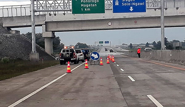 genangan-air-surut-tol-caruban-madiun-sudah-bisa-dilalui-kendaraan