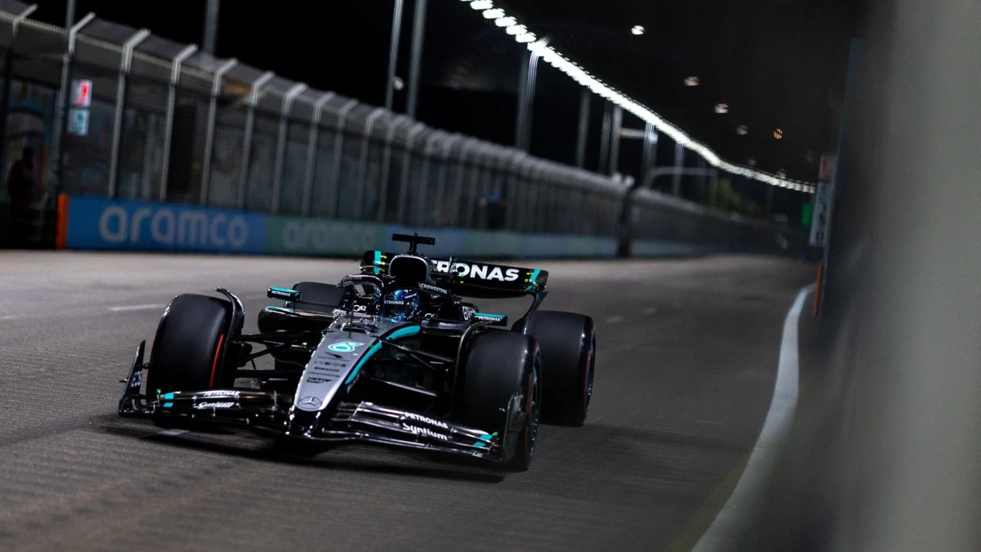 george-russell-juarai-gp-singapura-2025-max-dan-lando-lengkapi-podium
