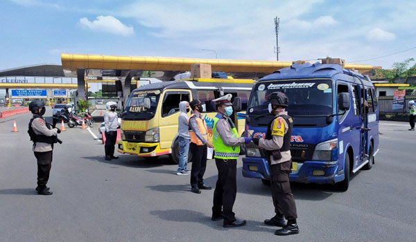 polresta-bandung-putar-balik-102-kendaraan-di-gt-cileunyi