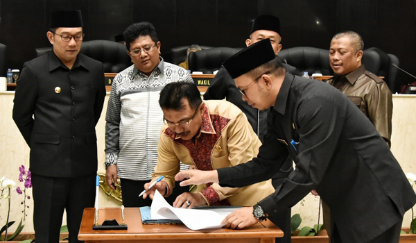 emil-tandatangani-kua-ppas-perubahan-apbd-2019-dan-kua-ppas-apbd-2020