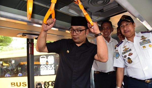 gubernur-jabar-hibahkan-50-brt-dan-17-bus-sekolah