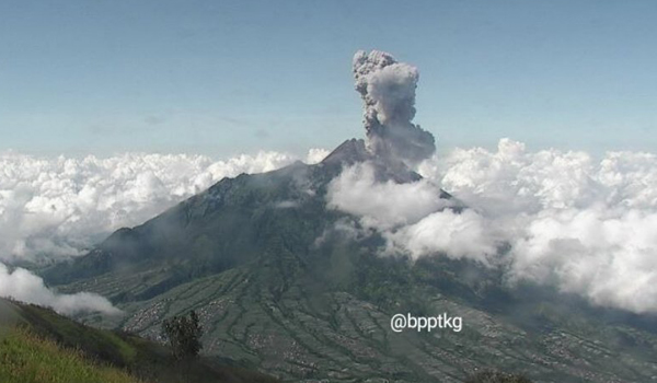 gunung-merapi-erupsi-lagi-dengan-tinggi-kolom-3000-meter