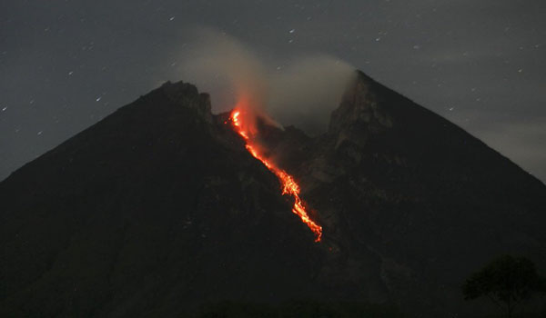 gunung-merapi-keluarkan-10-kali-guguran-lava-pijar