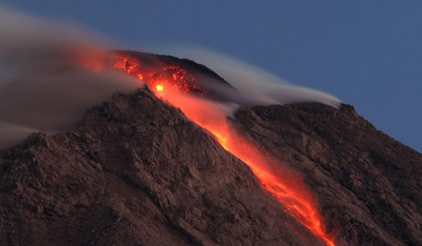 gunung-merapi-keluarkan-lima-kali-guguran-lava