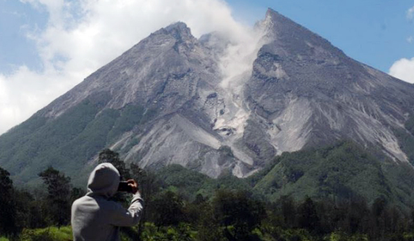 tiga-guguran-lava-gunung-merapi-meluncur-ke-kali-gendol