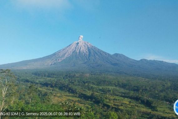 gunung-semeru-kembali-erupsi-dengan-tinggi-letusan-hingga-900-m
