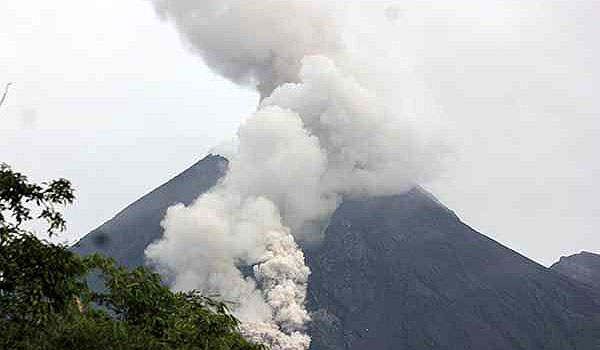 hari-ini-gunung-merapi-alami-tiga-kali-gempa-guguran