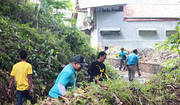 hari-kebersihan-karyawan-bandung-zoo-ramai-ramai-kerja-bakti