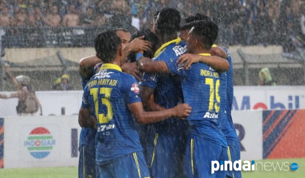 hariono-sumbang-satu-gol-kemenangan-persib-5-2-atas-psm