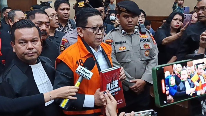 hasto-bacakan-pledoi-atas-tuntutan-7-tahun-penjara