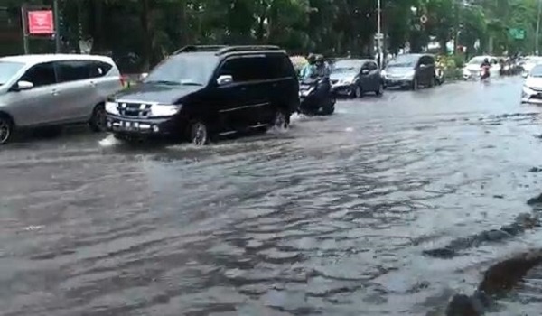 hujan-deras-jalan-di-bandung-banjir-lagi