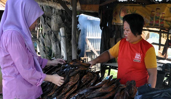 ikan-asap-jadi-target-buruan-pemudik