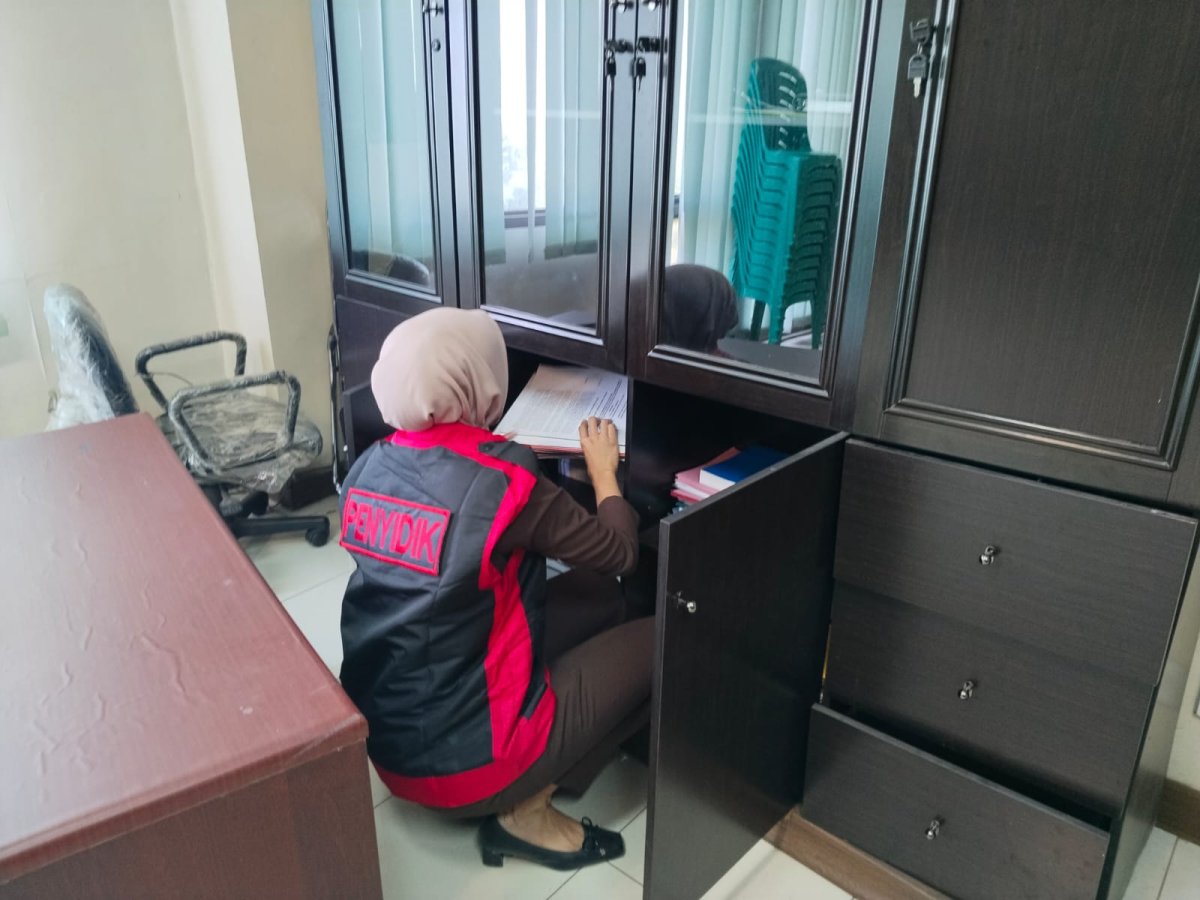geledah-kantor-dinkes-kbb-kejari-bandung-amankan-barang-bukti