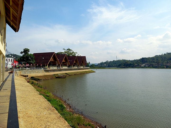 pemprov-jabar-bongkar-bangunan-liar-di-sekitar-situ-ciburuy