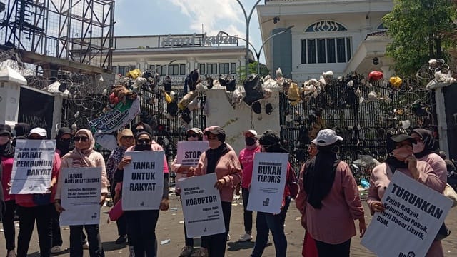 massa-ibu-ibu-berorasi-di-depan-gedung-dprd-jabar-kamis-siang