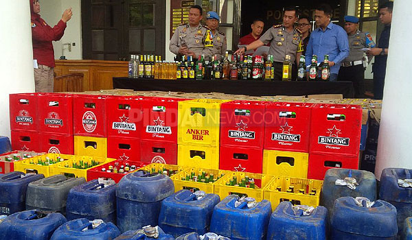 jelang-tahun-baru-polrestabes-bandung-sita-ribuan-botol-miras