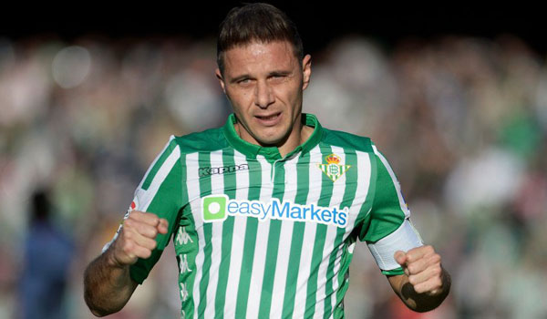 penyerang-real-betis-joaquin-jadi-pencetak-trigol-tertua-di-la-liga