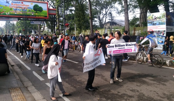 kampanye-antikekerasan-puluhan-orang-menari-di-car-free-day