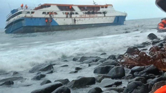 km-intim-teratai-karam-di-perairan-pulau-makian-malut