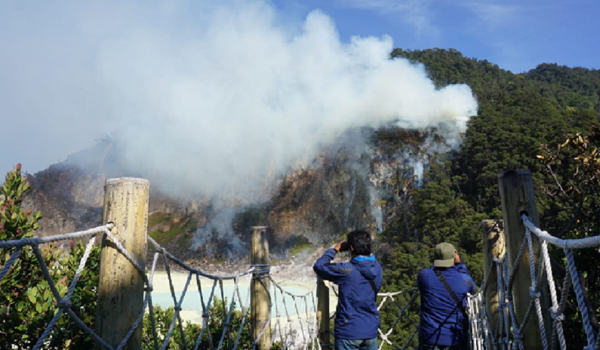 polisi-nyatakan-api-di-kawah-putih-telah-padam-dan-aman-dikunjungi