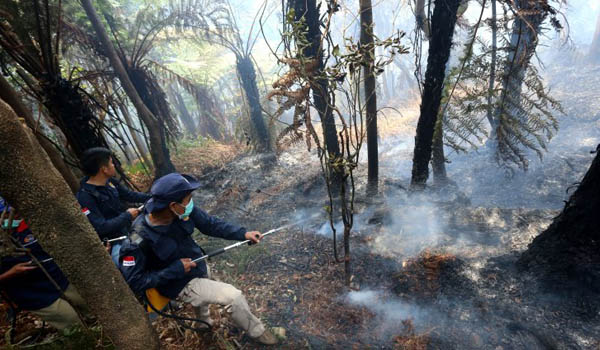 tim-satgas-kartahula-kawah-putih-gunakan-water-booming-padamkan-api