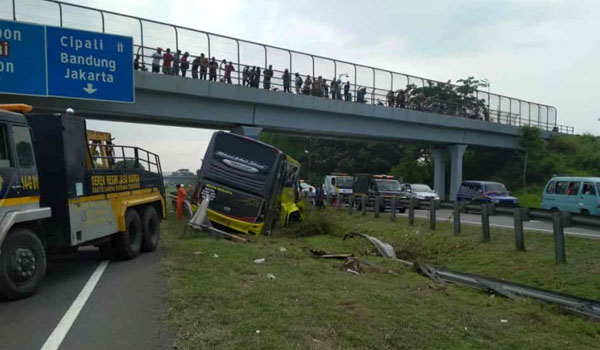 kecelakaan-bus-di-tol-palikanci-1-orang-tewas-dan-5-luka-luka