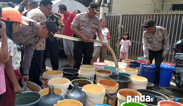 polrestabes-salurkan-bantuan-air-bersih-ke-warga-alami-kekeringan