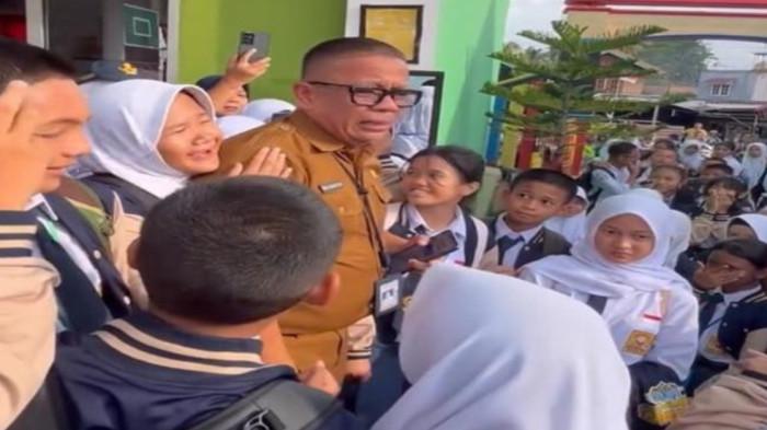 viral-roni-kepsek-di-prabumulih-dimutasi-usai-tegur-anak-walikota