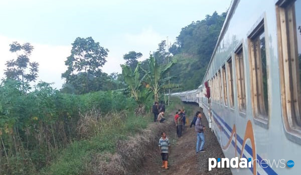 ka-galunggung-anjlok-di-garut-ini-penyebabnya