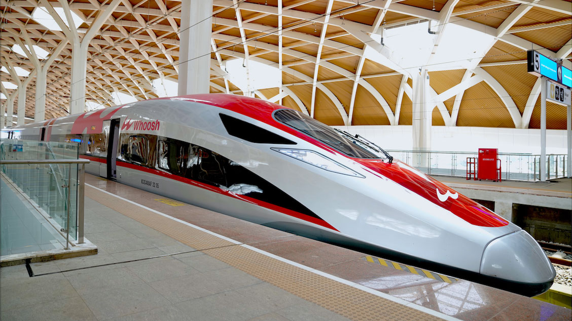 luhut-pastikan-proyek-kereta-cepat-jakarta-surabaya-tetap-lanjut
