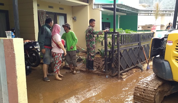 kesaksian-winda-saat-banjir-terjang-rumahnya-di-cilengkrang