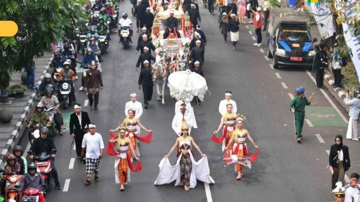 kirab-budaya-hari-jadi-ke-80-jabar-dari-gedung-merdeka-gedung-sate