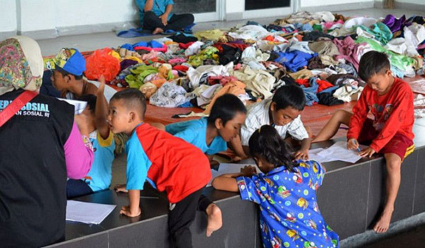 komnas-pa-beri-bantuan-kepada-anak-anak-korban-tsunami-selat-sunda