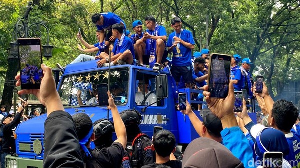 rayakan-persib-juara-ribuan-bobotoh-penuhi-kawasan-gedung-sate