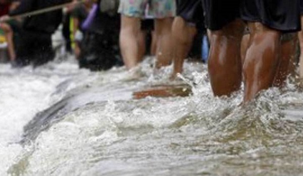 korban-banjir-cimanuk-garut-masih-bertahan-di-pengungsian