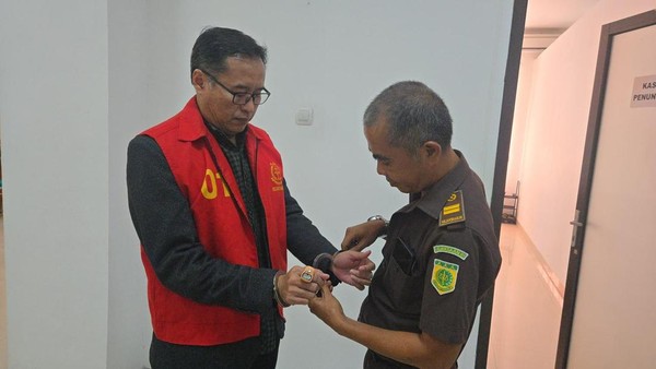 kejari-kembali-tetapkan-tersangka-kasus-dugaan-korupsi-pju-cianjur