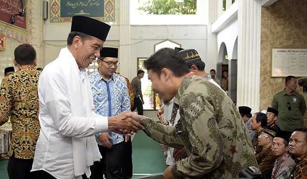 kunker-ke-cianjur-presiden-jokowi-serahkan-115-sertifikat-wakaf