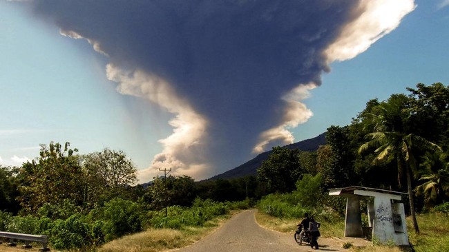 gunung-lewotobi-erupsi-dengan-abu-setinggi-18-kilometer-di-atas-puncak