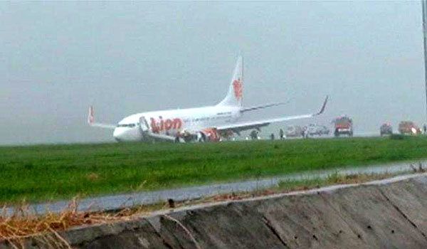 lion-air-tergelincir-landasan-pacu-bandara-pontianak-ditutup