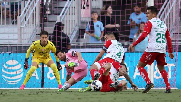 messi-cedera-usai-dihadang-tiga-pemain-necaxa