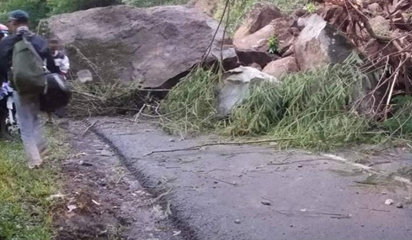 longsoran-batu-tutup-jalan-raya-garut-pameungpeuk