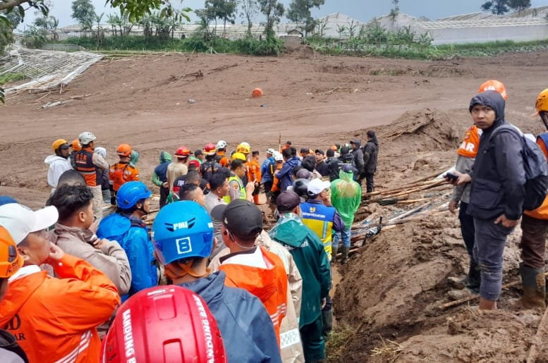 evakuasi-longsor-cisarua-terkendala-cuaca-dan-lumpur-tebal