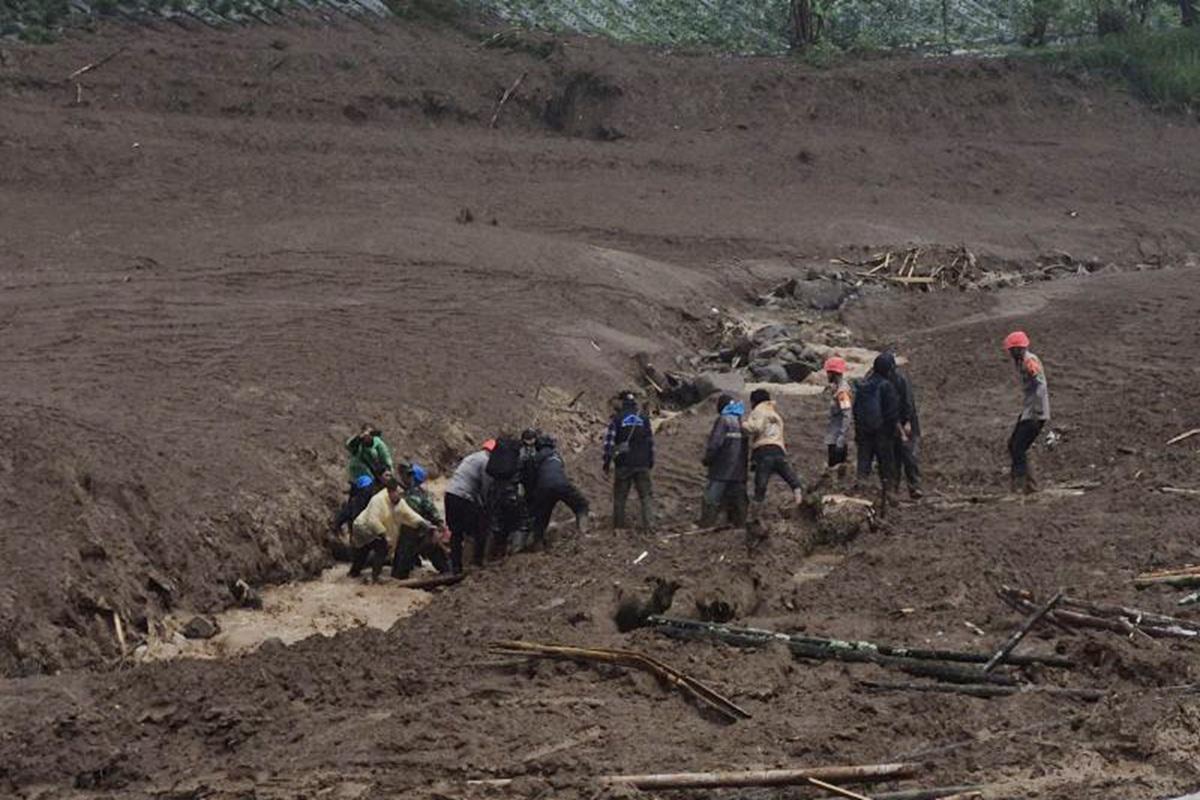 kodam-siliwangi-telusuri-kabar-23-tni-hilang-di-longsor-cisarua