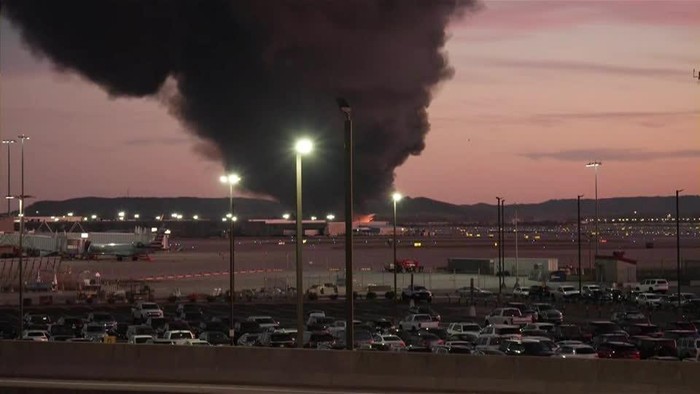 pesawat-kargo-ups-jatuh-di-louisville-3-tewas-dan-11-terluka