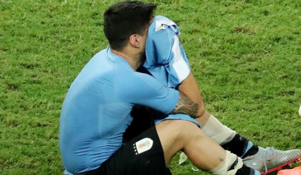 suarez-sembunyikan-tangis-setelah-uruguay-tersingkir