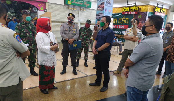 masih-bandel-sejumlah-toko-di-metro-indah-mall-ditutup-paksa