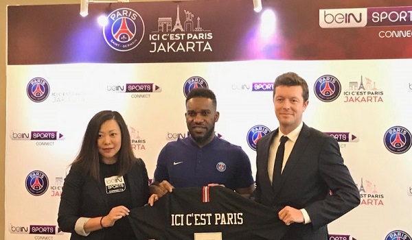 mantan-bintang-psg-jay-jay-okocha-semangati-sepak-bola-indonesia