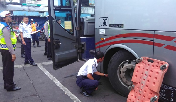 masih-ada-bus-tak-layak-jalan-di-terminal-cicaheum