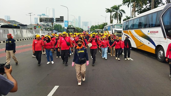 massa-buruh-demo-di-dpr-tuntut-sahkan-uu-perlindungan-buruh